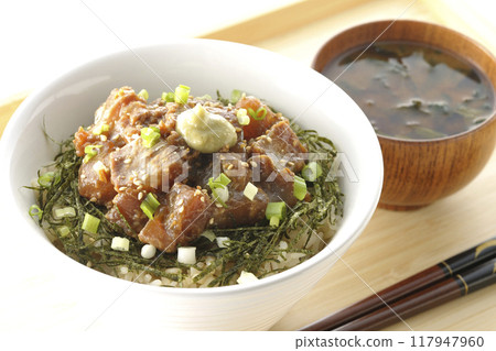 味噌醃黑鯛魚蓋飯和味噌湯 味噌醃黑鯛魚蓋飯和味噌湯 117947960