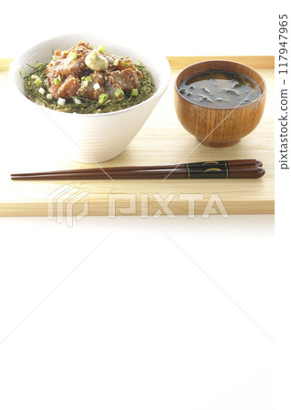 味噌醃黑鯛魚蓋飯和味噌湯 味噌醃黑鯛魚蓋飯和味噌湯 117947965