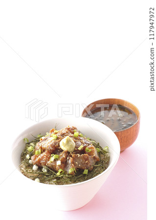 味噌醃黑鯛魚蓋飯和味噌湯 味噌醃黑鯛魚蓋飯和味噌湯 117947972