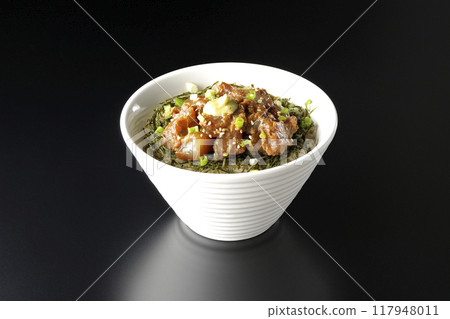 黑色背景下拍攝的黑鯛味噌醃飯碗 117948011