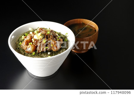 味噌醃黑鯛魚蓋飯和味噌湯 117948096