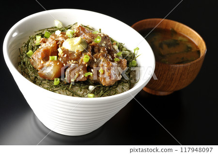 味噌醃黑鯛魚蓋飯和味噌湯 117948097