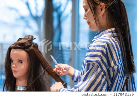 理髮師 美髮師 美女藝術家 117948159