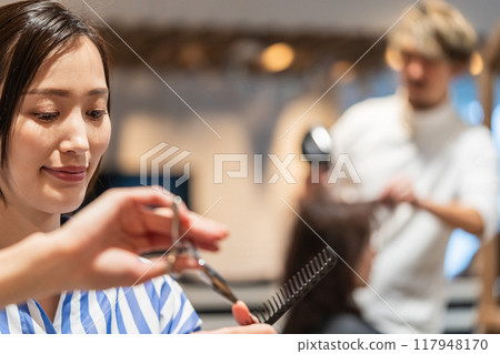 hairdressing salon, beautician, beauty artist 117948170