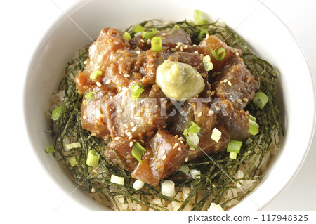 白色背景下拍攝的黑鯛味噌醃飯碗 117948325