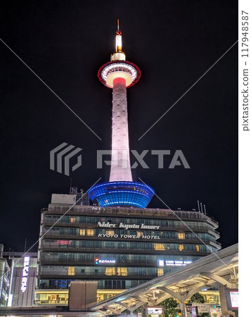 Kyoto Tower at night 117948587