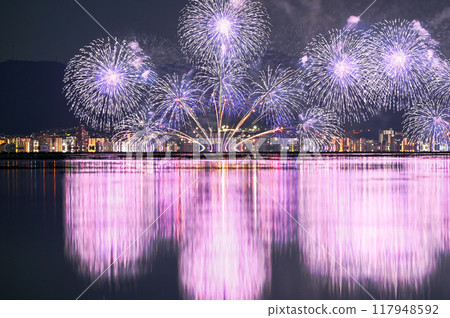 Close-up of Lake Biwa fireworks and reflections on the lake surface 117948592