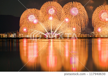Close-up of Lake Biwa fireworks and reflections on the lake surface 117948630