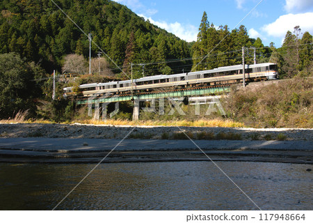 An Iida Line train running along the Ure River 117948664