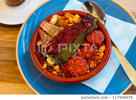 Migas with roasted pepper and pieces of chorizo in bowl 117949076
