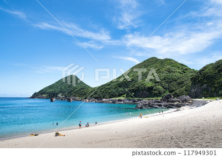 The blue sea and sky of Isminato Beach, Yakushima 117949301