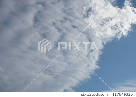漂浮在天空的白色雲彩 漂浮在天空的白色雲彩 117949329