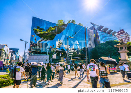 Tokyo cityscape in Japan: Inbound tourism is back...view of the bustling Jingumae intersection and Tokyu Plaza Harajuku "Harakado" Tokyo cityscape in Japan: Inbound tourism is back...view of the bustling Jingumae intersection and Tokyu Plaza Harajuku "Harakado" 117949625