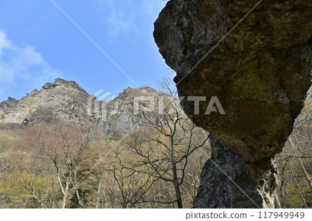 妙義山第四石門石峰上的金島山 妙義山第四石門石峰上的金島山 117949949