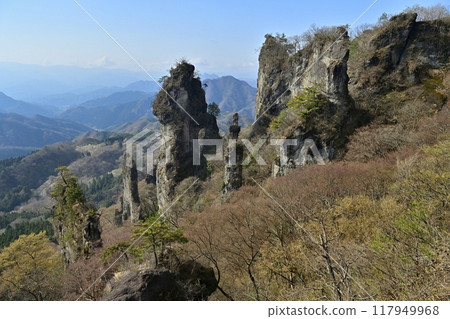 妙義山第四石門前廣場的第二石門和展望台等岩石山峰 妙義山第四石門前廣場的第二石門和展望台等岩石山峰 117949968
