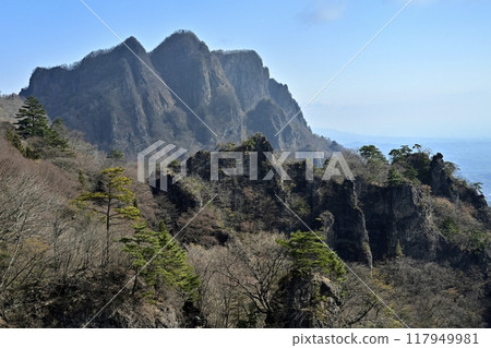 Mt. Hakuun and the rocky peaks from the ridge path of Mt. Myogi's Taihoiwa Mt. Hakuun and the rocky peaks from the ridge path of Mt. Myogi's Taihoiwa 117949981