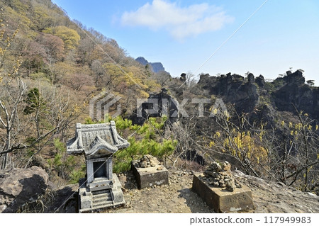 妙義山石門遊覽路線神社觀景台上的第四石門和砲岩山峰 117949983