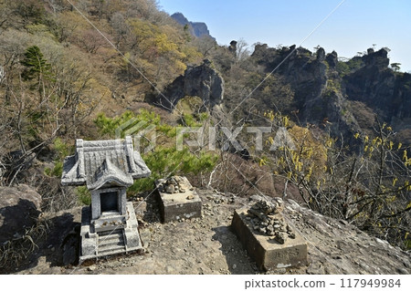 妙義山石門遊覽路線神社觀景台上的第四石門和砲岩山峰 妙義山石門遊覽路線神社觀景台上的第四石門和砲岩山峰 117949984