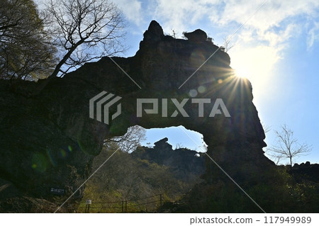 從妙義山第四石門石峰的門洞看到的砲岩峰 117949989