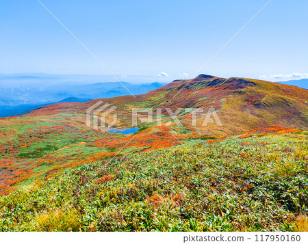 Climbing Mt. Yakeishi in autumn (peak of Mt. Yakeishi): View towards Mt. Yokodake and Senzuinuma 117950160