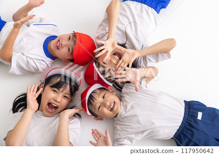 孩子們穿著運動服躺著 117950642
