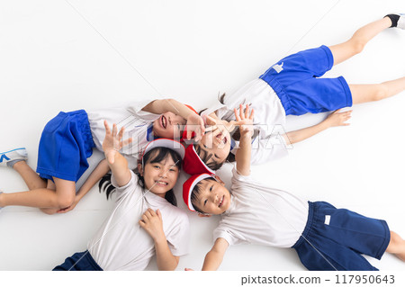 孩子們穿著運動服躺著 117950643