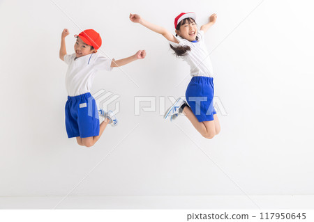 穿著運動服跳躍的孩子 JUMP 117950645