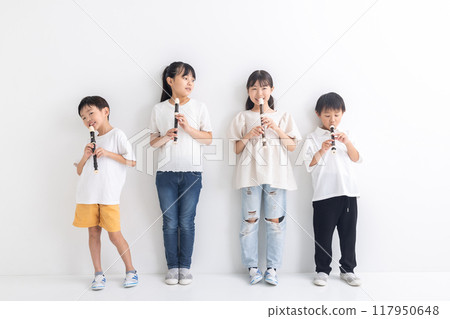 吹錄音機的小學生 吹錄音機的小學生 117950648