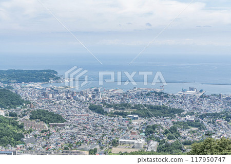 北海道小樽市 夏季北海道小樽城市景觀,從小樽天狗山觀景台看到的熱門旅遊目的地 北海道小樽市 夏季北海道小樽城市景觀,從小樽天狗山觀景台看到的熱門旅遊目的地 117950747