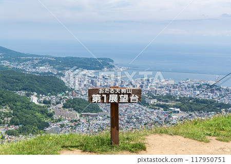 北海道小樽市 夏季北海道小樽城市景觀，從小樽天狗山第一觀景台看到的熱門旅遊目的地 117950751