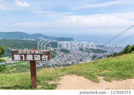 北海道小樽市 夏季北海道小樽城市景觀,從小樽天狗山第一觀景台看到的熱門旅遊目的地 北海道小樽市 夏季北海道小樽城市景觀,從小樽天狗山第一觀景台看到的熱門旅遊目的地 117950753