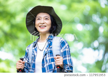 享受健行的中年婦女 享受健行的中年婦女 117951953