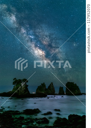 [Shizuoka Prefecture] The Milky Way hanging over Minokake Rock in Minamiizu Town 117952070