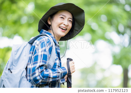 享受健行的中年婦女 117952123