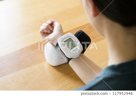 在家測量血壓的婦女 在家測量血壓的婦女 117952946