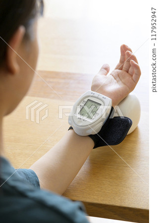 在家測量血壓的婦女 在家測量血壓的婦女 117952947