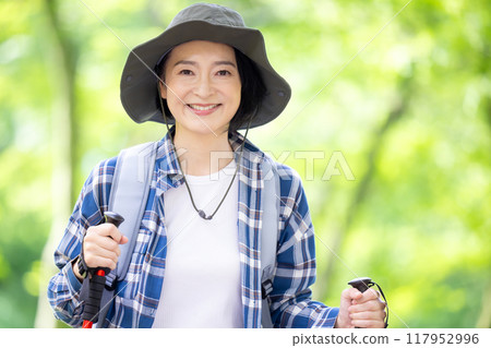 享受健行的中年婦女 117952996