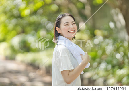 穿著運動服行走的微笑的年輕女子 117953064