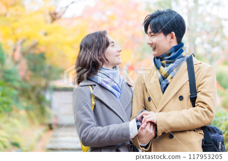 年輕夫婦秋天的樹葉形象 117953205