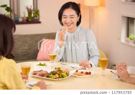 Middle-aged women's home party Middle-aged women's home party 117953785