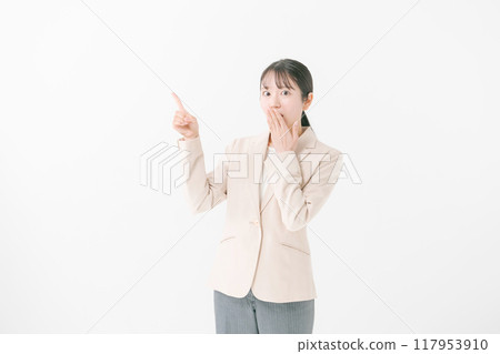 Business woman pointing up 117953910