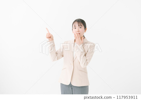 向上指著的女商人 向上指著的女商人 117953911