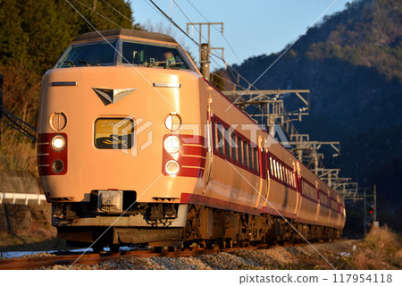 在福知山線上運行的六個381只特快鸛 在福知山線上運行的六個381只特快鸛 117954118