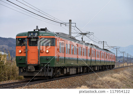 舊信越線運行的3輛115系列普通列車 117954122