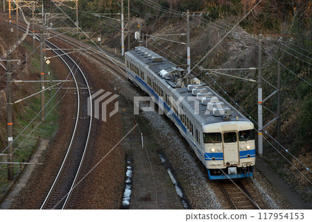 舊北陸本線運行的 3 輛 413 系列普通列車 舊北陸本線運行的 3 輛 413 系列普通列車 117954153