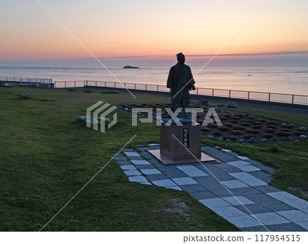 夕陽下宗谷岬間宮林三雕像的鳥瞰圖 夕陽下宗谷岬間宮林三雕像的鳥瞰圖 117954515