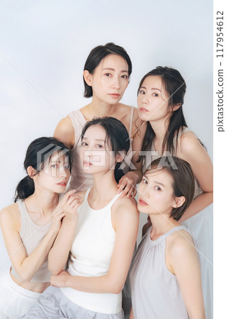 一群穿著自然色彩服裝、護膚、化妝品的中年婦女的美容形象 117954612