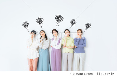 一群穿著自然色服裝、感到壓力的中年婦女 117954616