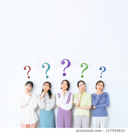 一群擔心休閒時尚的中年女性 一群擔心休閒時尚的中年女性 117954631