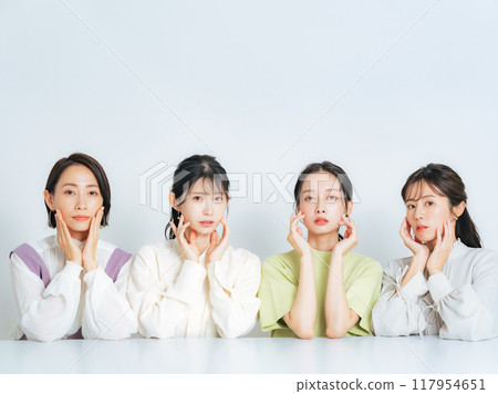 Casual fashion middle-aged women group Casual fashion middle-aged women group 117954651